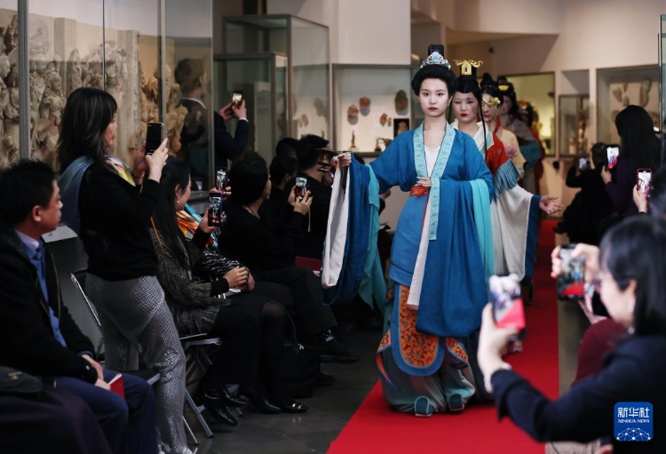 3月13日，在位于法國巴黎的吉美國立亞洲藝術(shù)博物館，模特展示敦煌復(fù)原服飾。新華社記者 高靜 攝