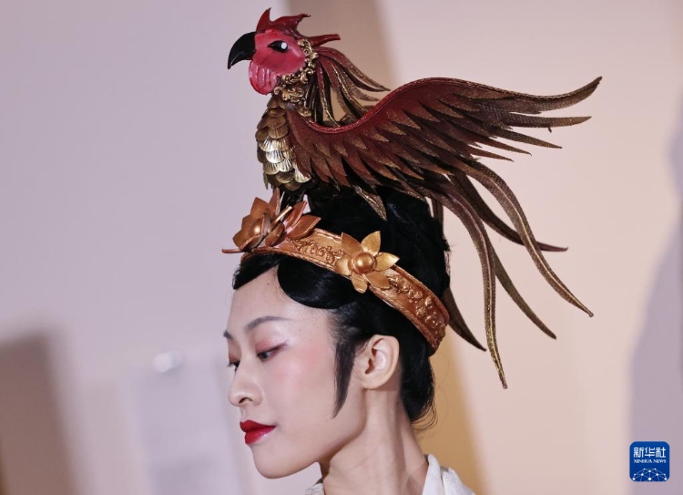 3月13日，在位于法國巴黎的吉美國立亞洲藝術(shù)博物館，模特展示敦煌復(fù)原服飾。新華社記者 高靜 攝