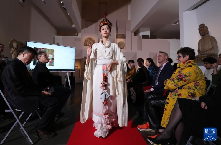 3月13日，在位于法國巴黎的吉美國立亞洲藝術(shù)博物館，模特展示敦煌復(fù)原服飾。新華社記者 高靜 攝