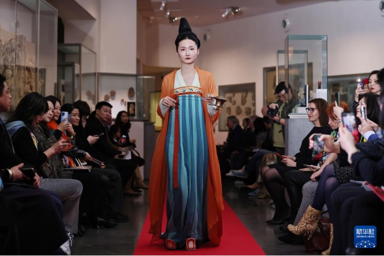 3月13日，在位于法國巴黎的吉美國立亞洲藝術(shù)博物館，模特展示敦煌復(fù)原服飾。新華社記者 高靜 攝