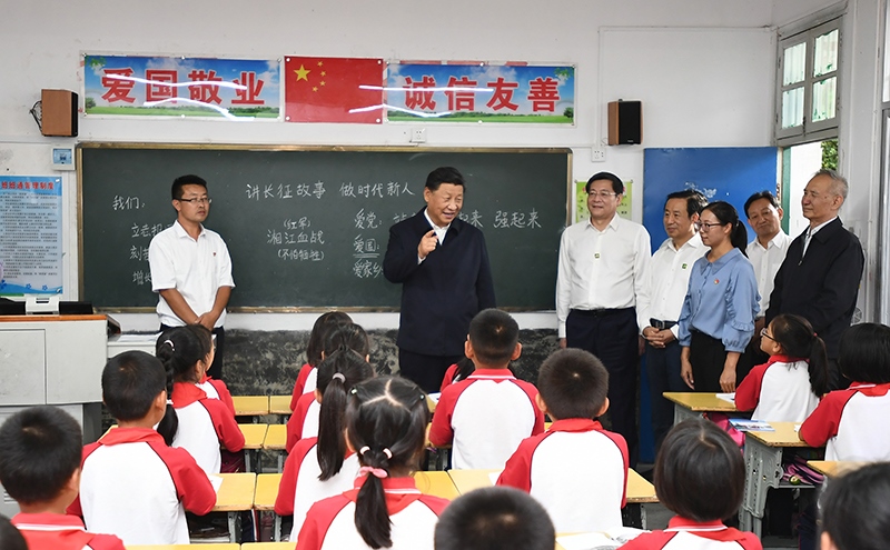 2020年9月16日，習(xí)近平總書記在湖南省郴州市汝城縣文明瑤族鄉(xiāng)第一片小學(xué)，同正在上思政課的同學(xué)們親切交流。
