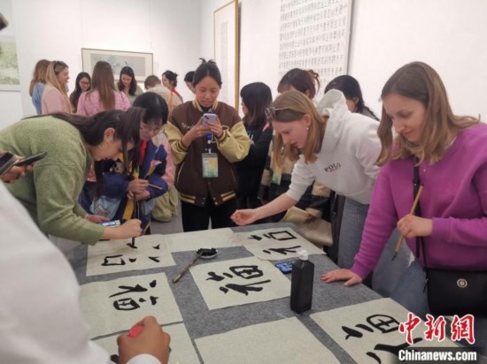 比利時學生體驗書法。杭州師范大學供圖