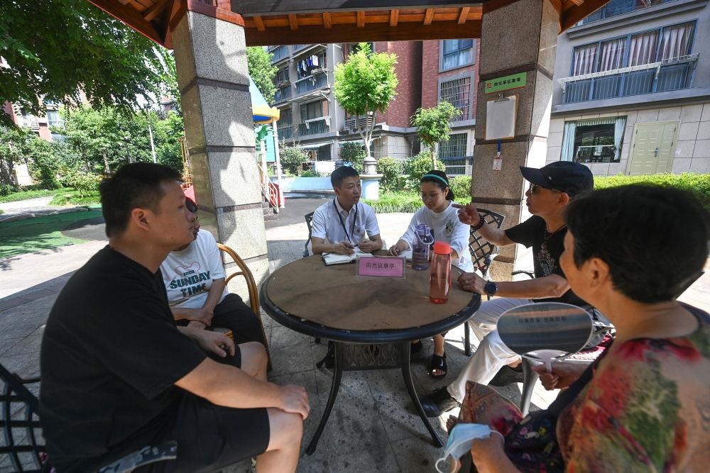 △2023年7月21日，在位于浙江杭州臨安區(qū)錦南街道水岸陽(yáng)光小區(qū)的陽(yáng)光議事廳，街道干部在聽(tīng)取居民們反映的問(wèn)題及意見(jiàn)。