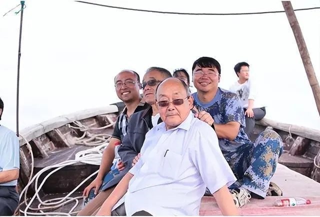 楊士莪院士參加海試。哈爾濱工程大學(xué)供圖