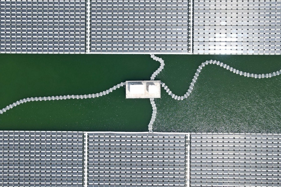 2022年8月25日拍攝的潁上縣毛圩水上光伏電站（無人機照片）。近年來，安徽省阜陽市潁上縣古城鎮(zhèn)積極推進采煤沉陷區(qū)治理工作，將昔日的采煤沉陷區(qū)建設(shè)成水上光伏電站，既減少占用土地面積，又能生產(chǎn)清潔能源。
