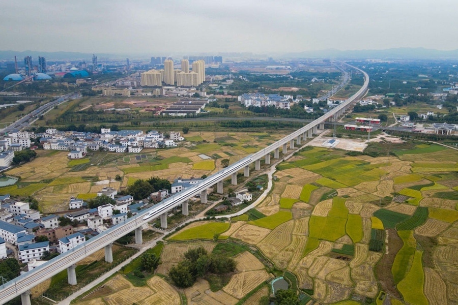 2021年10月14日，聯(lián)調(diào)聯(lián)試列車經(jīng)過贛深高鐵信豐特大橋（無人機照片）。2021年12月10日，連通贛南革命老區(qū)與深圳經(jīng)濟特區(qū)的贛深高鐵正式開通運營，江西與粵港澳大灣區(qū)間形成快速客運通道。