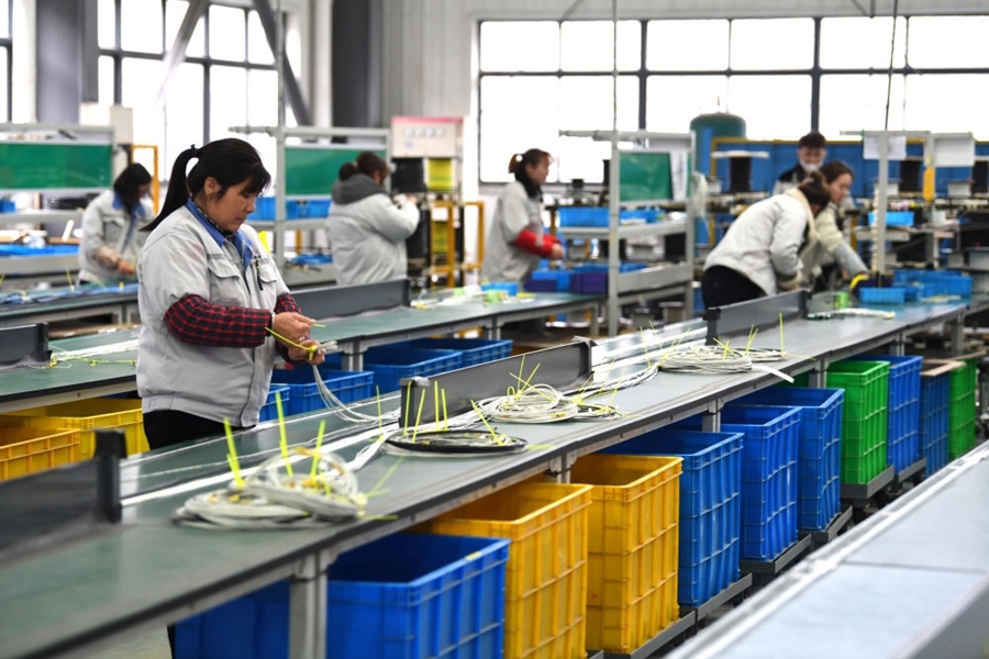 2022年2月16日，工作人員在安徽省滁州市汊河軌道交通裝備產(chǎn)業(yè)園的一家軌道交通裝備企業(yè)生產(chǎn)線上忙碌。安徽省滁州市來安縣汊河鎮(zhèn)地處皖蘇交界，緊鄰南京市江北新區(qū)。近年來，來安縣成為承接南京產(chǎn)業(yè)轉(zhuǎn)移的前沿陣地，汊河這個曾經(jīng)的傳統(tǒng)農(nóng)業(yè)小鎮(zhèn)緊抓機遇，開始深度融入長三角，參與產(chǎn)業(yè)協(xié)作分工。產(chǎn)業(yè)園吸引了越來越多長三角地區(qū)軌道交通企業(yè)入駐，形成了鐵路客車、城際軌道零部件研發(fā)、生產(chǎn)、銷售的產(chǎn)業(yè)集群。