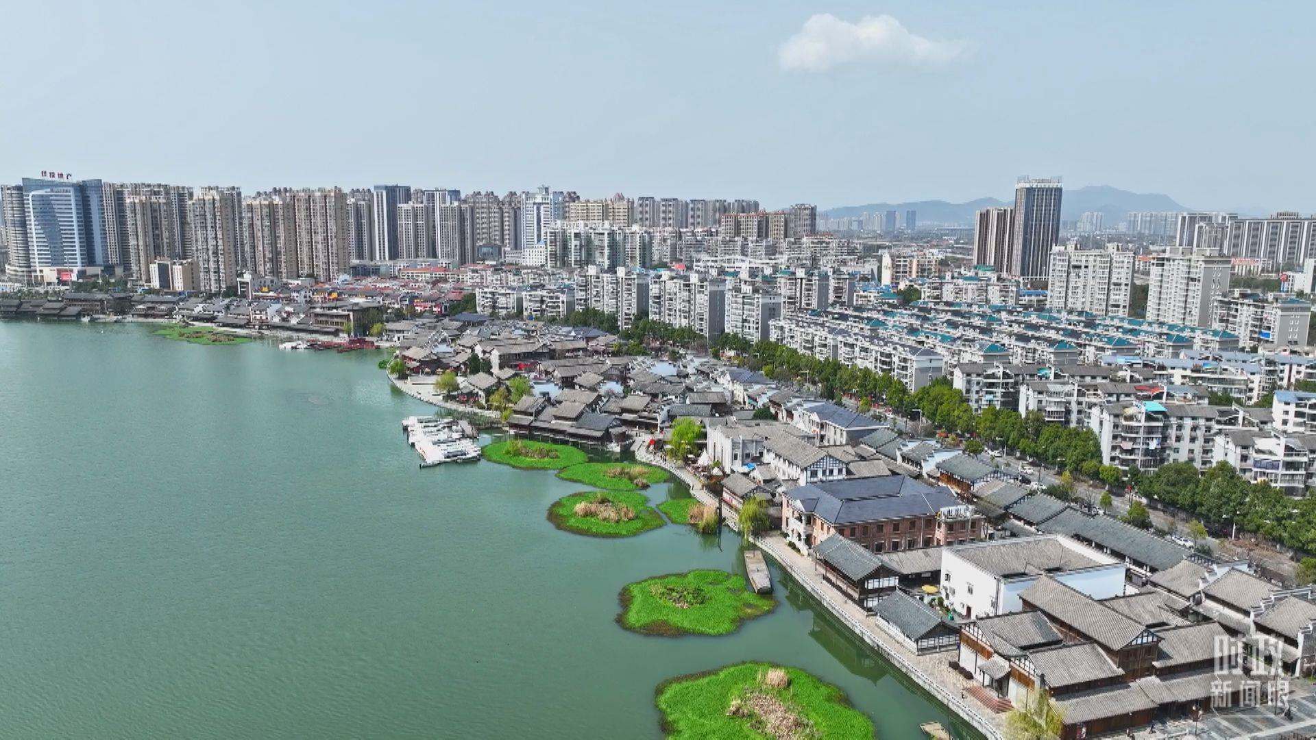 △沅江江畔，常德河街與現(xiàn)代建筑交相輝映。（總臺(tái)央視記者范凱拍攝）