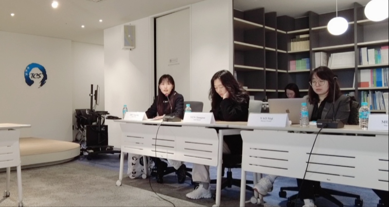 記者（左一）在交流活動(dòng)上，以加強(qiáng)中日韓三國經(jīng)濟(jì)合作、增進(jìn)三國民眾相互理解為主題發(fā)表演講。權(quán)小星攝