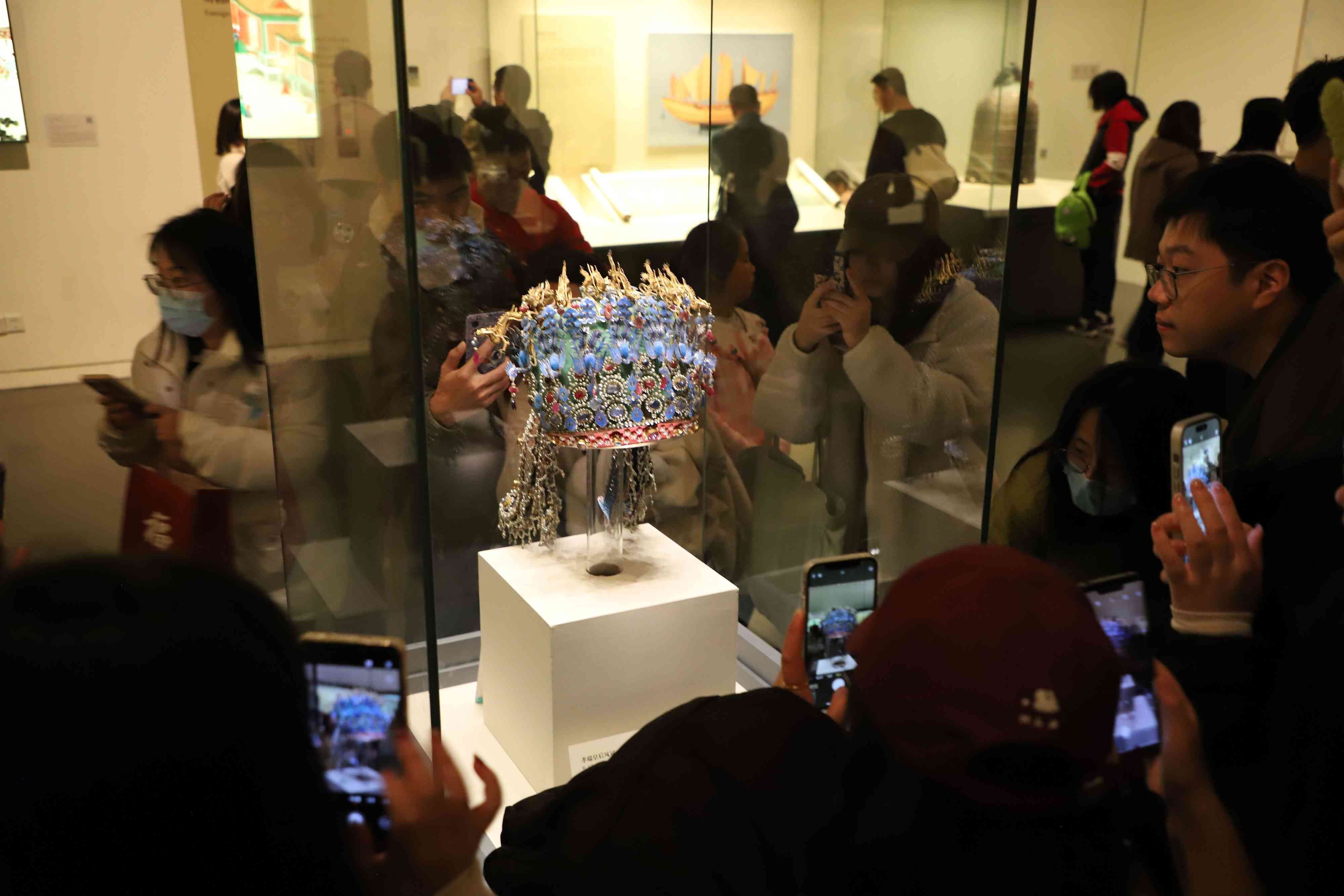△ 2024年3月9日，北京，中國國家博物館，來自天南海北的游客在參觀藏品。