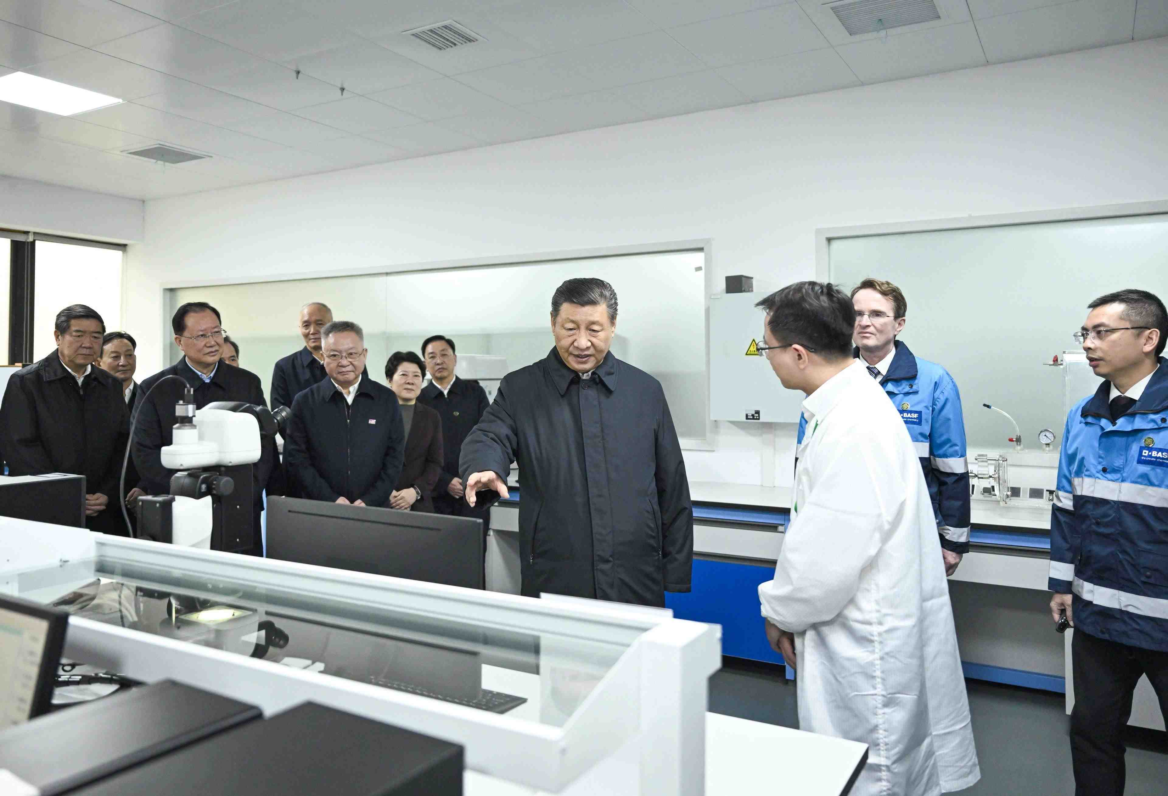 △3月18日，正在湖南長沙考察的習(xí)近平總書記來到巴斯夫杉杉電池材料有限公司，聽取當(dāng)?shù)丶涌彀l(fā)展新質(zhì)生產(chǎn)力、擴(kuò)大高水平對外開放等情況介紹，察看企業(yè)產(chǎn)品展示，了解材料性能測試情況和電池生產(chǎn)流程。