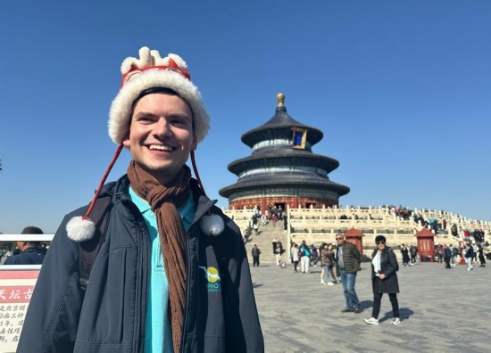3月20日，德國游客馬克西米利安在北京天壇公園參觀游覽。新華社記者 楊淑君 攝