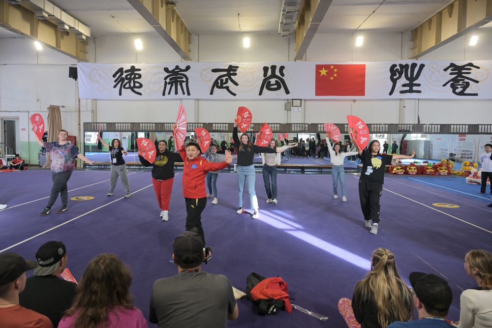 3月19日，美國(guó)華盛頓州中學(xué)生代表團(tuán)的成員在首都體育學(xué)院體驗(yàn)功夫扇。新華社記者 李鑫 攝
