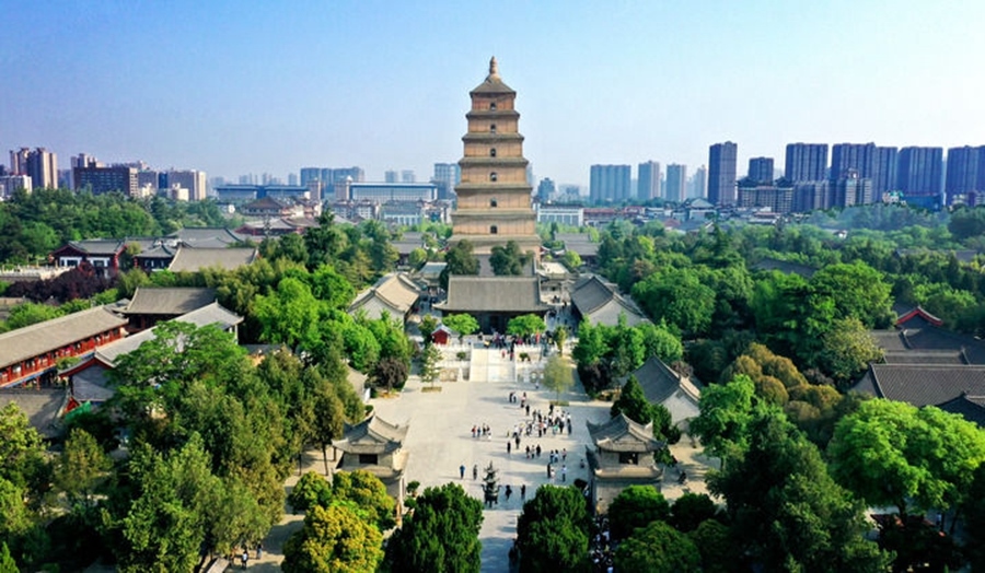  這是2023年4月19日拍攝的西安大雁塔（無人機(jī)照片）。2014年6月，由中國、哈薩克斯坦和吉爾吉斯斯坦三國聯(lián)合申報(bào)的“絲綢之路：長(zhǎng)安-天山廊道的路網(wǎng)”成功列入《世界遺產(chǎn)名錄》,成為世界上第一個(gè)以聯(lián)合申報(bào)的形式成功列入世界遺產(chǎn)名錄的絲綢之路項(xiàng)目，也是聯(lián)合國教科文組織確定的絲綢之路54個(gè)廊道中第一個(gè)成功申遺的項(xiàng)目。新華社記者 劉瀟 攝
