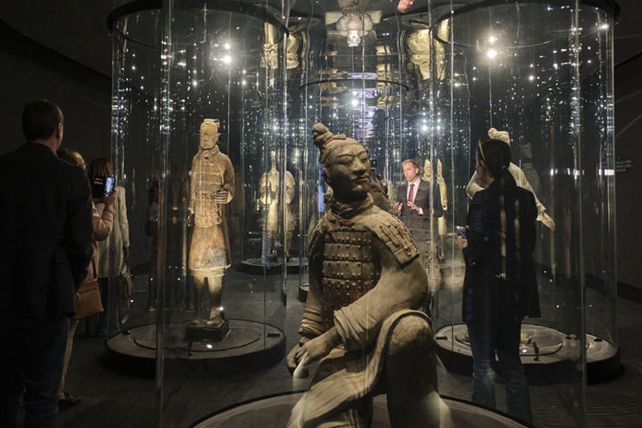  2023年3月28日，觀眾在西班牙阿利坎特參觀“中國秦漢文明的遺產(chǎn)”展覽。新華社記者 孟鼎博 攝