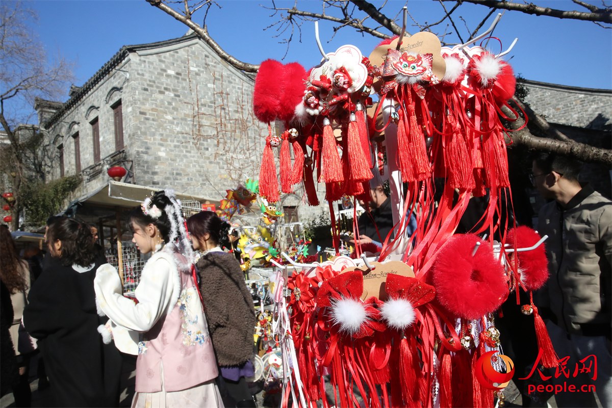 游客身著傳統(tǒng)服飾游南京老門(mén)東歷史文化街區(qū)。人民網(wǎng)記者 劉微攝