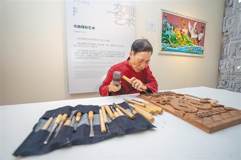 △2024年3月25日，在博鰲東嶼島文化公園海口城市展現場，非遺傳承人展演龍?zhí)恋窨趟囆g。