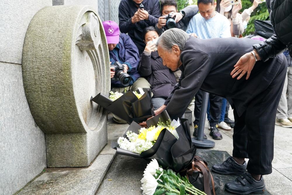 南京大屠殺幸存者夏淑琴在獻花。新華社記者李博 攝