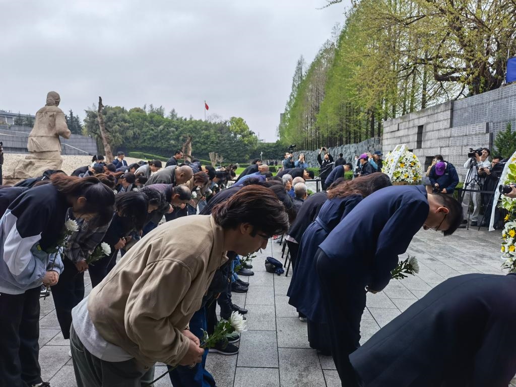 人們面向“哭墻”鞠躬。新華社記者邱冰清 攝