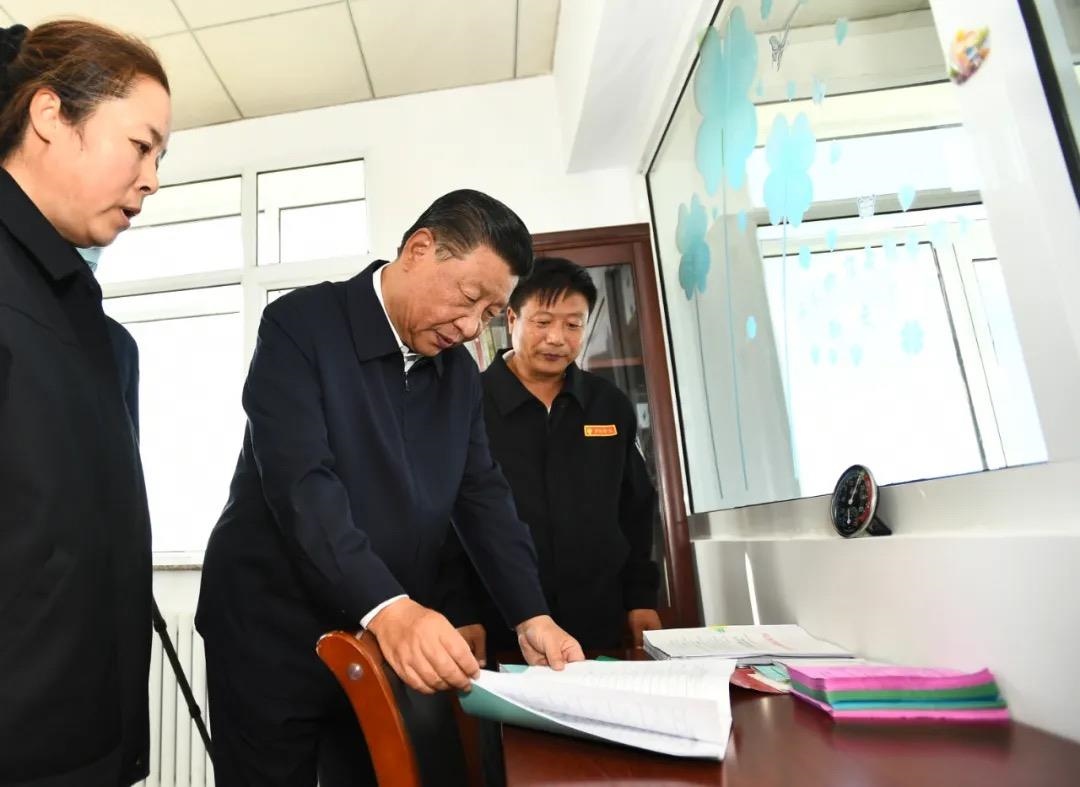 △2021年8月23日，在河北塞罕壩機械林場考察時，習近平總書記親切看望護林員劉軍、王娟夫婦，并登上望海樓，詳細了解他們的日常工作和飲食起居情況。