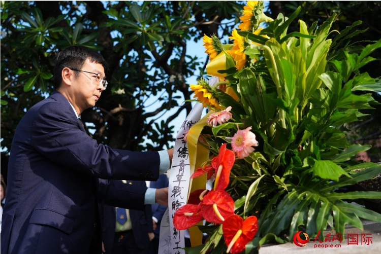 中國駐菲律賓使館周志勇臨時代辦一行向菲律賓華僑抗日烈士紀(jì)念碑、烈士墓等敬獻花圈。人民網(wǎng)記者 樊帆攝