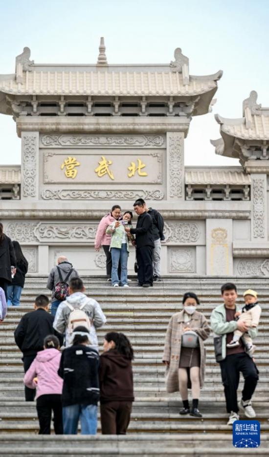 4月5日，游客在寧夏石嘴山市北武當(dāng)生態(tài)旅游區(qū)游玩、拍照。新華社記者 馮開華 攝