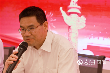 北京海外聯(lián)誼會會長楊晉柏在座談會上致辭。人民網(wǎng)記者 陳海琪攝