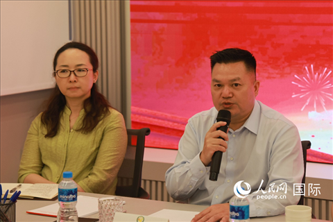 巴西和統(tǒng)會會長張小春（右）在座談會上致辭。人民網(wǎng)記者 陳海琪攝