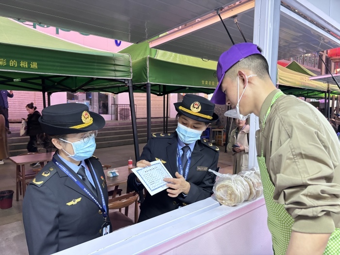 甘肅省天水市麥積區(qū)北道埠街道市場監(jiān)管所為麥積區(qū)步行街開辦的“麻辣燙一條街”提供送證上門服務(wù)。受訪者供圖