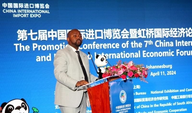 標(biāo)準(zhǔn)銀行集團(tuán)企業(yè)與商業(yè)銀行部國際貿(mào)易總經(jīng)理武巴致辭。（圖片來源：中國國際進(jìn)口博覽會(huì)官微）