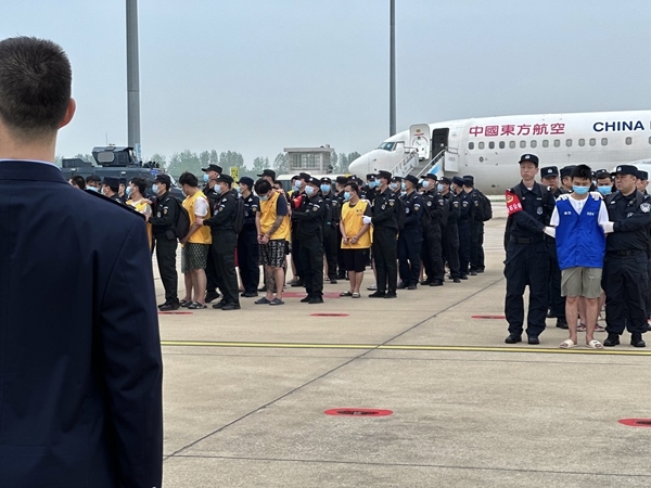 中國籍涉賭詐違法犯罪嫌疑人從柬埔寨被押解回國。人民網(wǎng)記者 郝萍攝