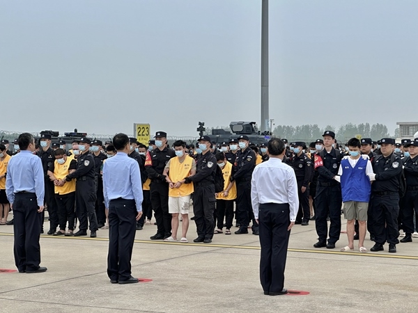 中國籍涉賭詐違法犯罪嫌疑人從柬埔寨被押解回國。人民網(wǎng)記者 郝萍攝
