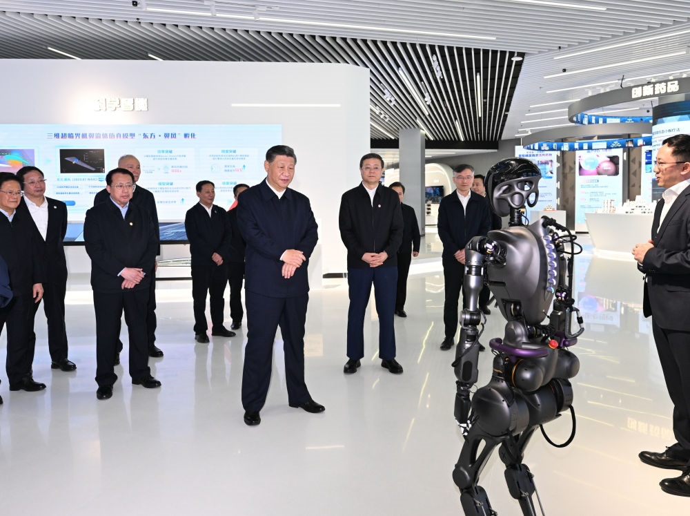 2023年11月28日下午，習(xí)近平總書(shū)記在上海浦東新區(qū)張江科學(xué)城參觀上?？萍紕?chuàng)新成果展。