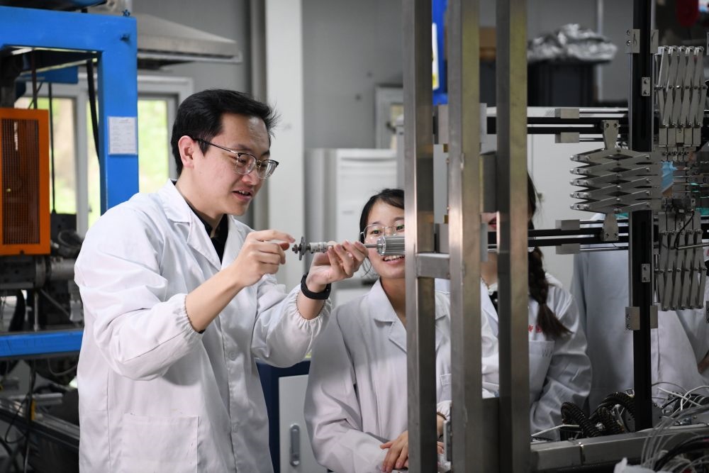 2024年4月6日，在位于安徽合肥的中國(guó)科學(xué)技術(shù)大學(xué)，安徽省先進(jìn)功能高分子薄膜工程實(shí)驗(yàn)室團(tuán)隊(duì)成員朱健和（左）在和同事討論實(shí)驗(yàn)設(shè)備的設(shè)計(jì)方案。