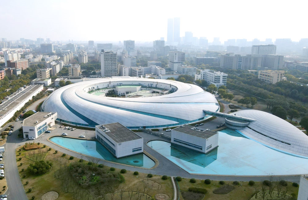 空中俯瞰位于上海張江科學(xué)城的上海光源（2024年2月27日攝，無(wú)人機(jī)照片）。