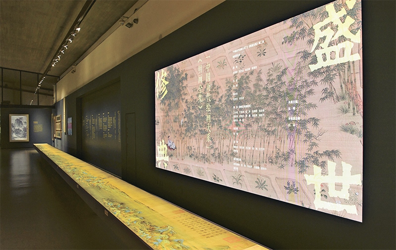 “中國歷代繪畫大系”，是習(xí)近平總書記親自批準(zhǔn)、高度重視的一項(xiàng)規(guī)模浩大、縱貫歷史、橫跨中外的國家級重大文化工程。圖為中國國家版本館杭州分館展示的“盛世修典——‘中國歷代繪畫大系’”收錄的數(shù)字化古畫（2023年5月31日攝）。 新華社記者 翁忻旸/攝