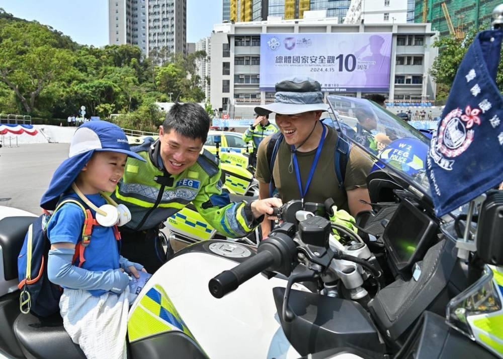△2024年4月13日，香港特區(qū)政府警務(wù)處舉行“全民國家安全教育日”暨香港警察學(xué)院開放日開幕典禮。這是13日當(dāng)天，警隊(duì)護(hù)送組人員現(xiàn)場向市民介紹其工作。