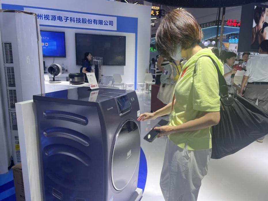 在廣東館展區(qū)內，觀展者正在了解家用電器性能。人民網記者 楊迪攝