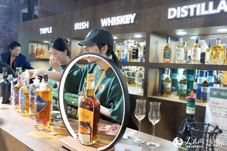 第四屆中國國際消費(fèi)品博覽會(huì)愛爾蘭國家館內(nèi)的參展商。人民網(wǎng) 常沙攝