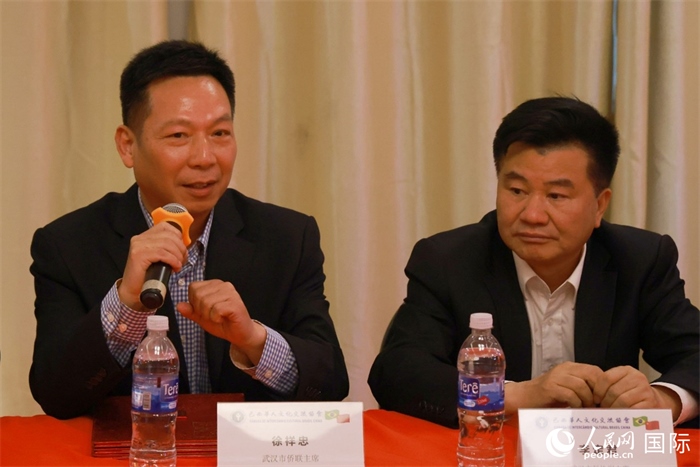 武漢市僑聯(lián)主席徐祥忠（左）在座談會(huì)上致辭。人民網(wǎng)記者 陳海琪攝