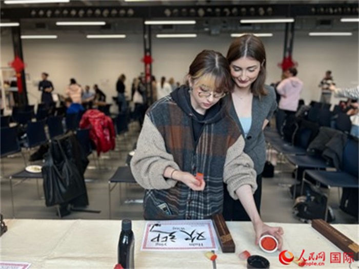 學生現(xiàn)場體驗中國書法。人民網記者 禹麗敏攝