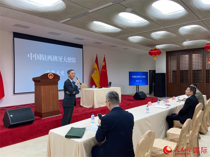 中國(guó)駐西班牙大使姚敬在僑界法治講座上致辭。人民網(wǎng)記者 范劍青攝