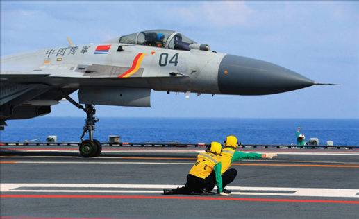 遼寧艦起飛助理作出放飛手勢，殲-15艦載戰(zhàn)斗機起飛（2020年4月攝）。張凱攝