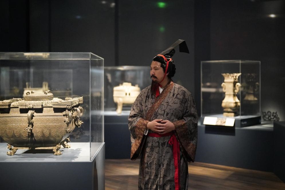 4月19日，一名觀眾身著漢服在美國(guó)舊金山亞洲藝術(shù)博物館舉辦的“鳳凰故國(guó)——青銅時(shí)代曾楚藝術(shù)展”上參觀。新華社記者吳曉凌攝