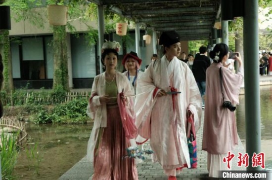 年輕人盛裝過(guò)“漢服節(jié)”。毛瑜 攝