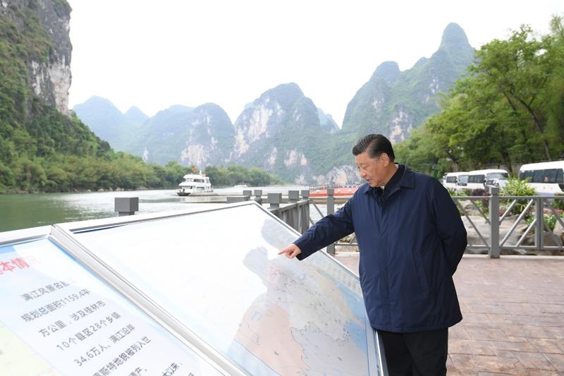 △2021年4月25日，習(xí)近平總書記在廣西桂林市陽朔縣漓江楊堤碼頭，了解漓江流域綜合治理、生態(tài)保護等情況。