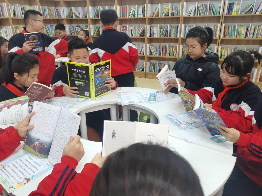 3月28日，遼寧省沈陽(yáng)市鐵西區(qū)重工街第一小學(xué)的同學(xué)們?cè)谥腔蹐D書(shū)借閱室里專注閱讀。（沈陽(yáng)市鐵西區(qū)委宣傳部供圖）