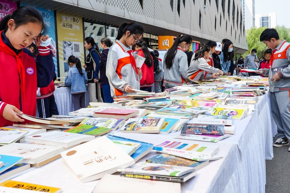 4月20日，山東省濟(jì)南市第十四屆“書(shū)香泉城”全民閱讀節(jié)在濟(jì)南市圖書(shū)館啟動(dòng)，小學(xué)生在閱讀節(jié)上參與換書(shū)活動(dòng)。新華社記者 朱崢 攝
