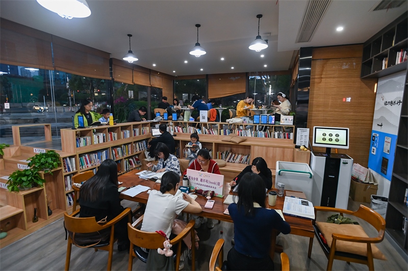4月22日，讀者在重慶一家24小時城市智慧書房中閱讀。圖片來源：視覺中國