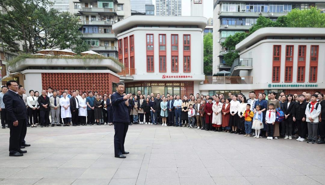 △2024年4月22日，習(xí)近平總書記來(lái)到重慶九龍坡區(qū)謝家灣街道民主村社區(qū)考察。